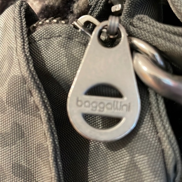 Baggallini Grey Leopard Print Canvas Travel Bag with Adjustable Strap - Picture 3 of 9